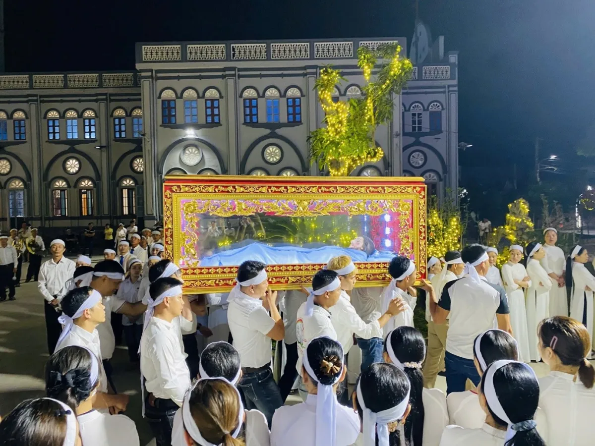 GIÁO XỨ MINH ĐỨC: CỬ HÀNH THỨ SÁU TUẦN THÁNH – TƯỞNG NIỆM CUỘC THƯƠNG KHÓ CỦA CHÚA